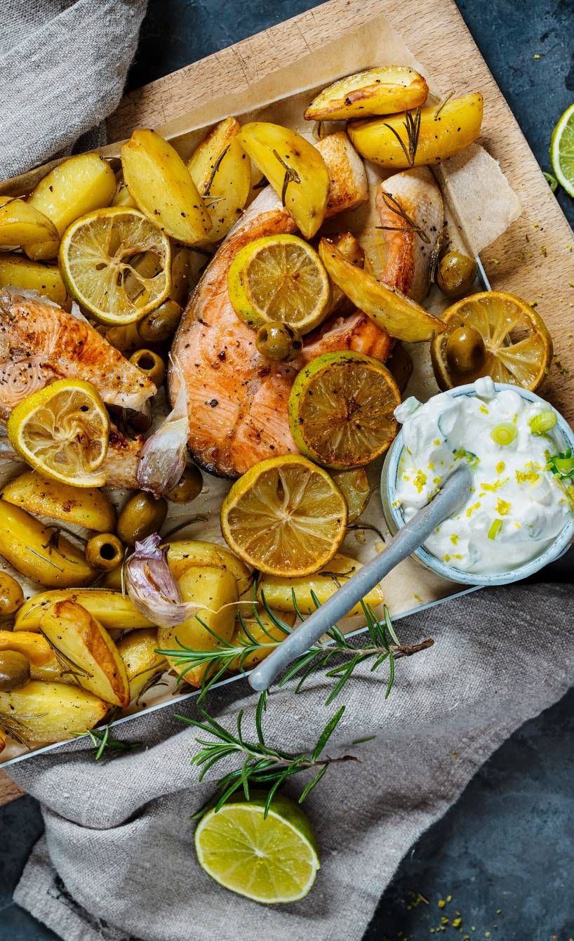 Gebratenes Lachssteak mit Rosmarinkartoffeln und Limettendip