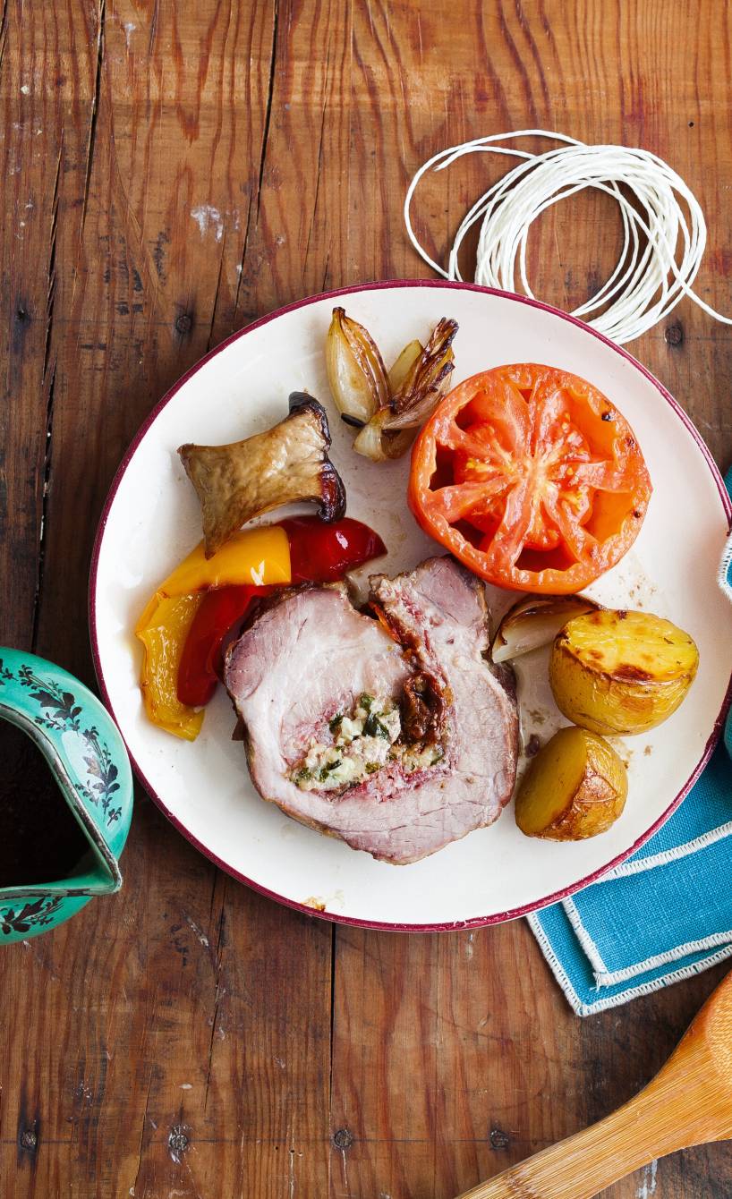 Gefüllter Schweinerollbraten mit Schmorgemüse