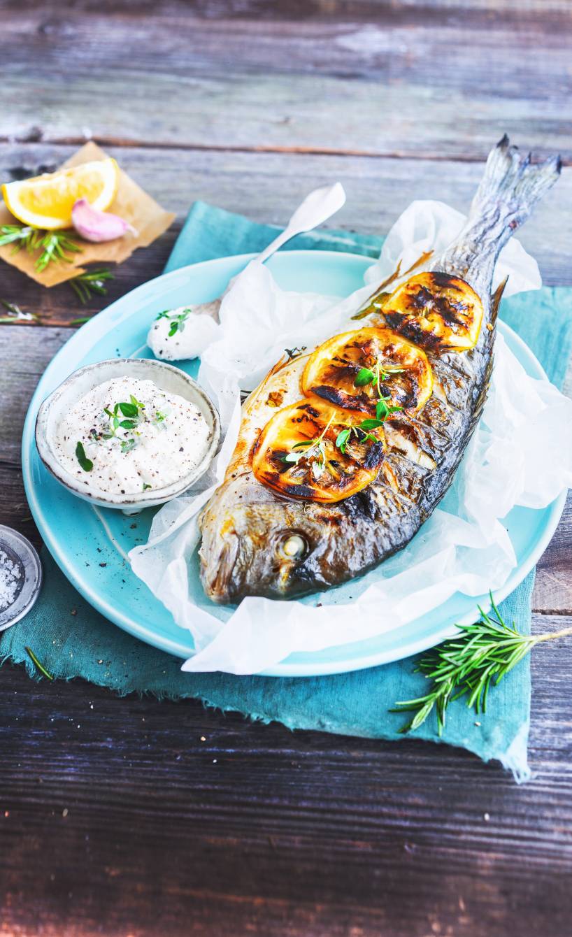 Gegrillte Dorade mit Thymian-Knoblauchdip