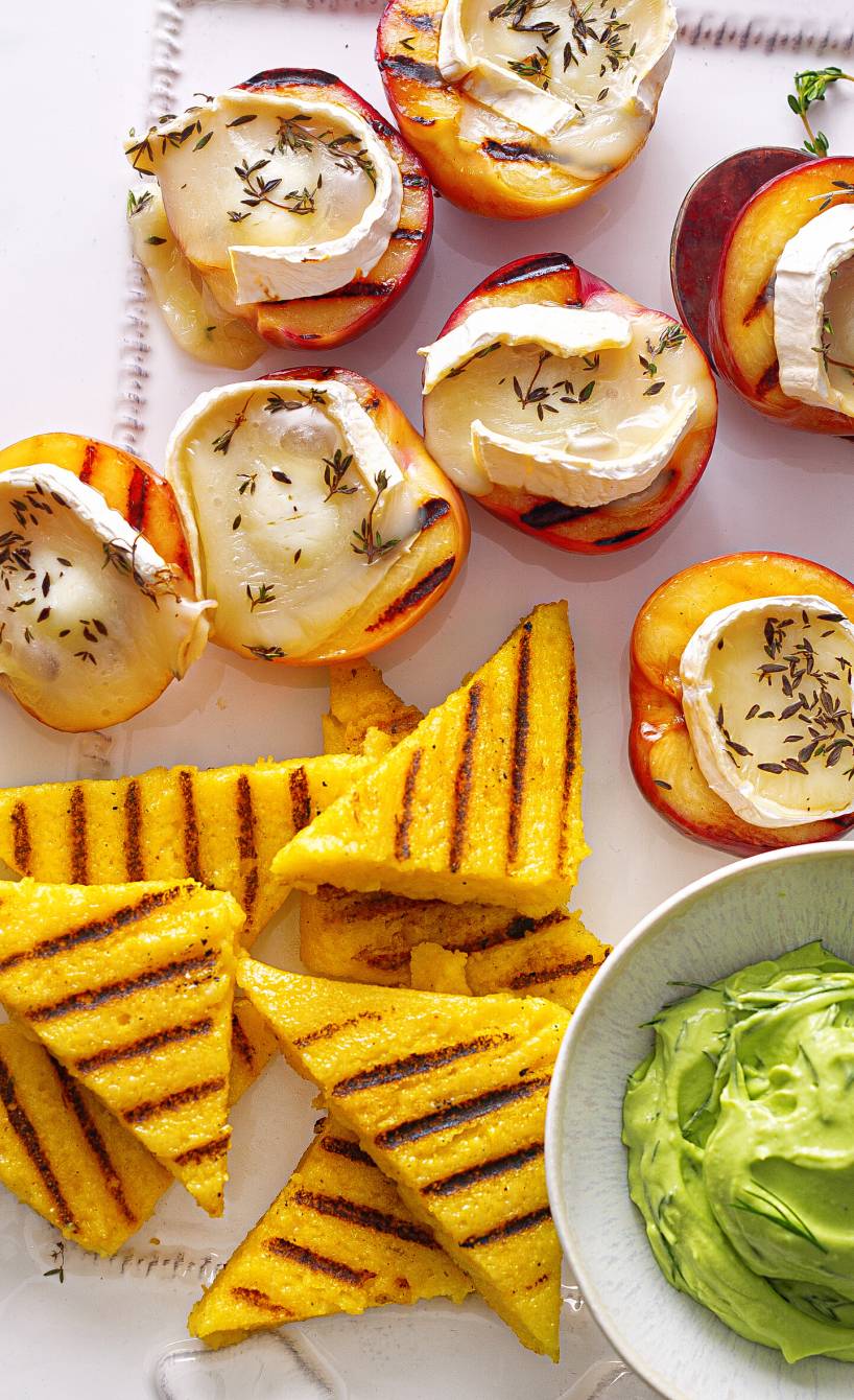 Gegrillte Nektarinen und Polentaecken mit Avocadocreme