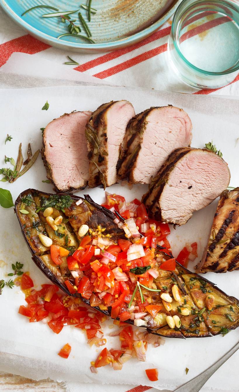 Gegrilltes Schweinefilet mit gegrillter Aubergine und Tomatensalsa