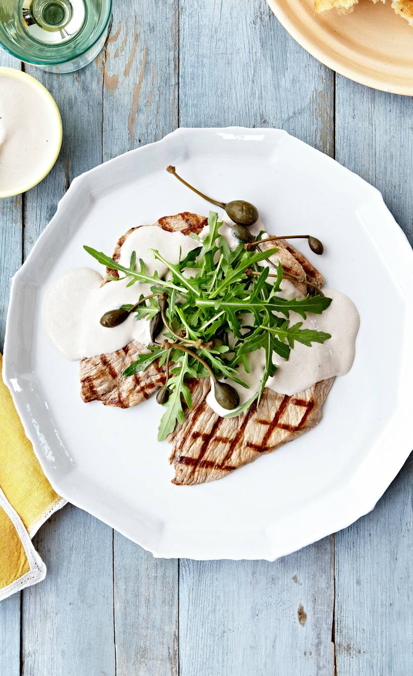 Gegrillte Kalbsschnitzel getoppt von Vitello tonnato Thunfischsauce, Kapernäpfeln und Rucola