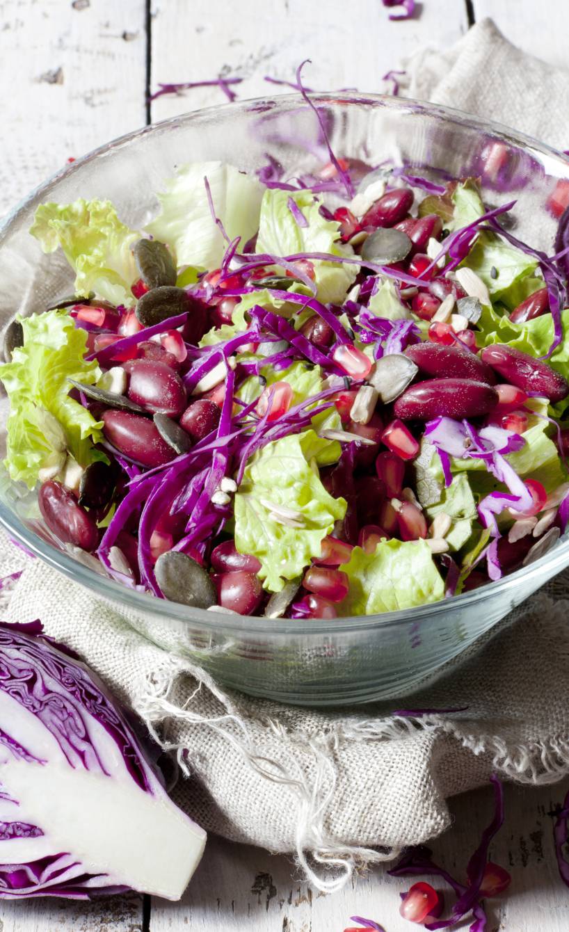 Gemischter Salat mit Rotkohl und Granatapfel