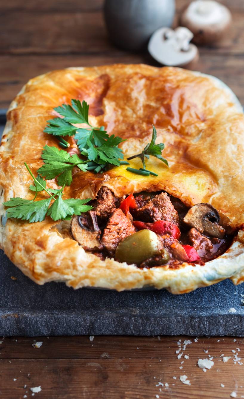 Pilz-Rindfleischragout mit Blätterteighaube