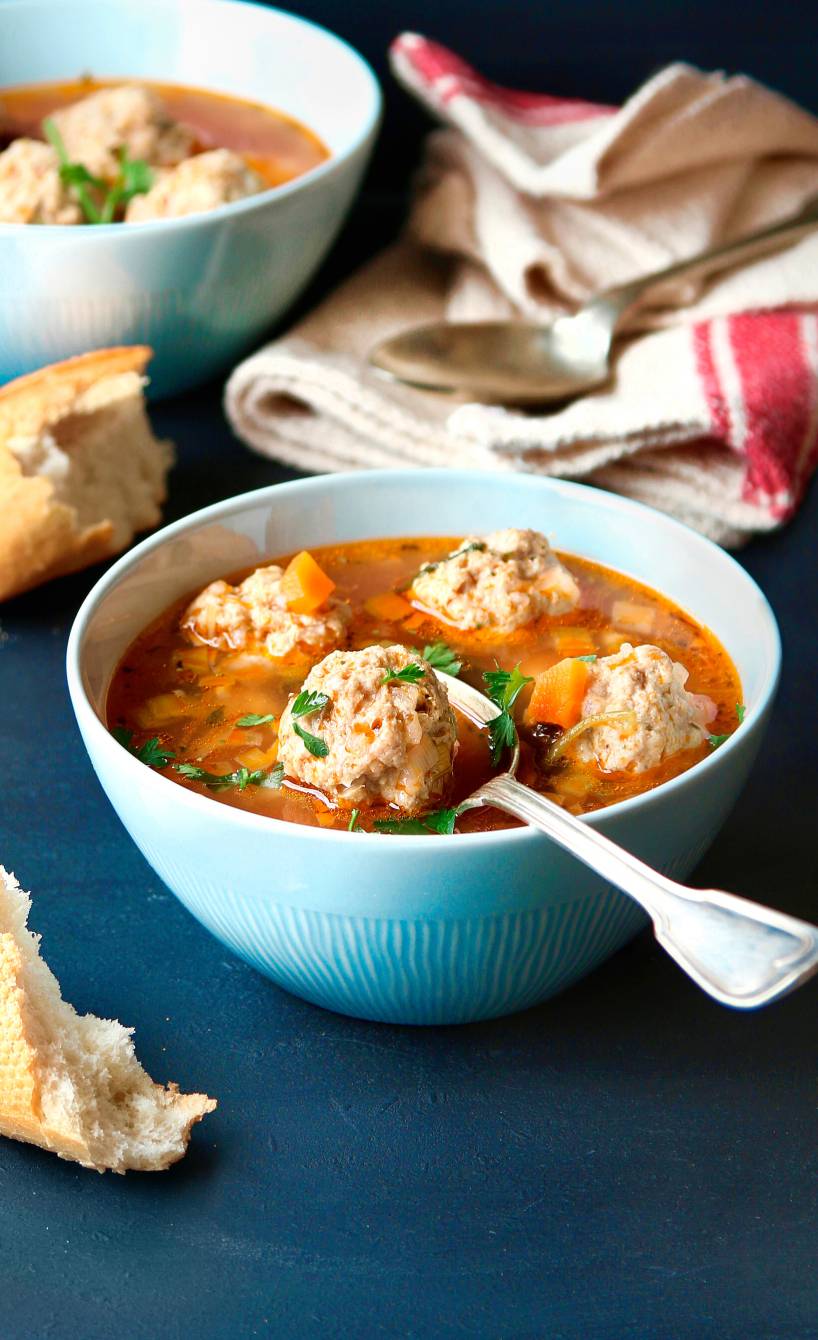 Selbst gekochter Gemüseeintopf mit Kalbs-Hackbällchen-Einlage in zwei Suppenschalen auf einem Tisch