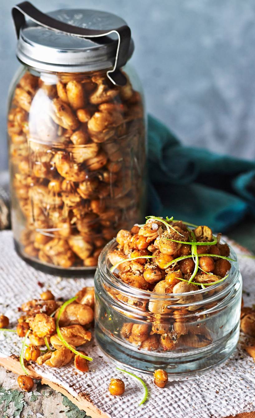 Selbstgemachte geröstete Kichererbsen in zwei Schraubgläsern auf einem Tisch