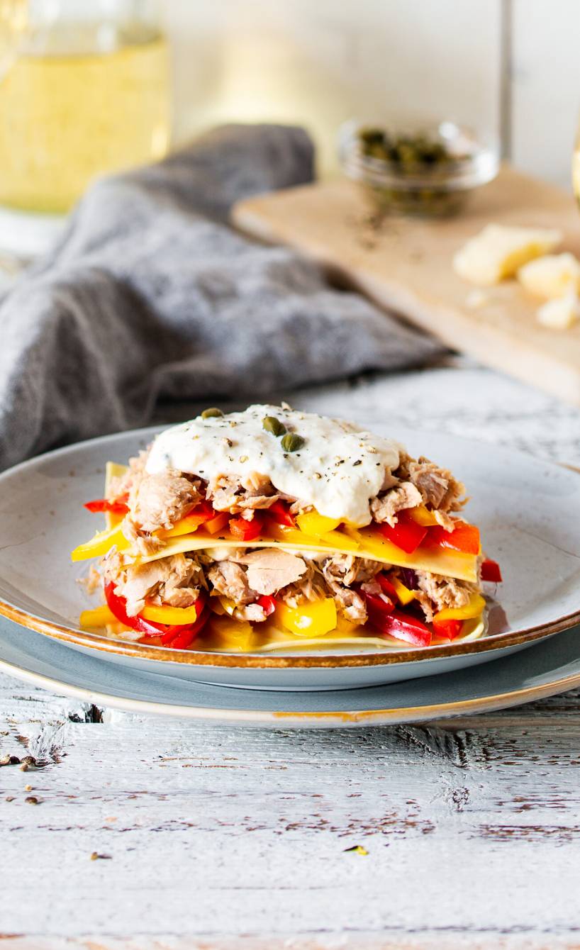 Pastasalat geschichtet wie eine Lasagne mit Thunfisch und Paprika, Creme fraiche und Kapern on top