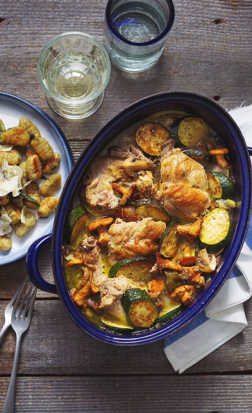 Geschmortes Zitronen-Kaninchen mit Zucchini-Pilz-Gemüse und Salbeignocchi
