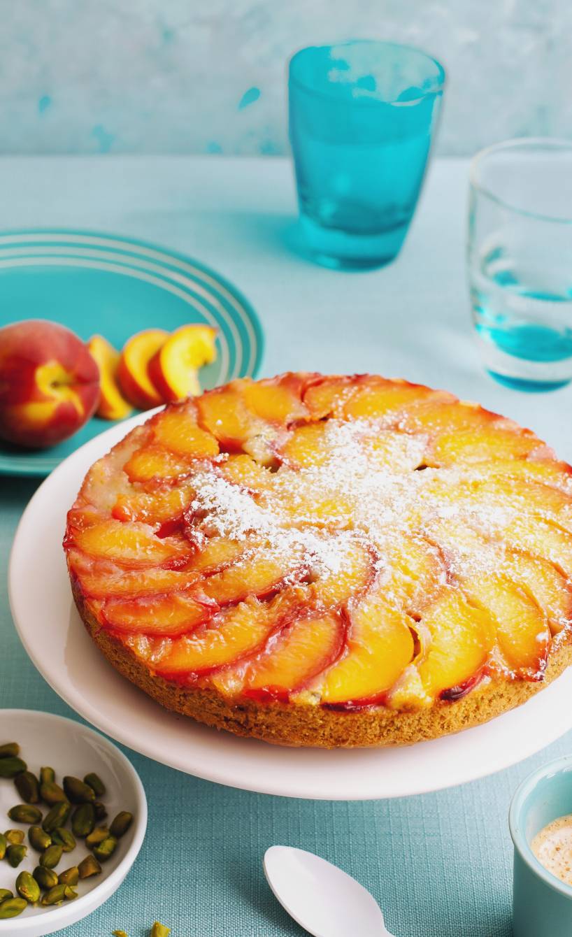 Gestürzter Pfirsichkuchen mit Pistazien