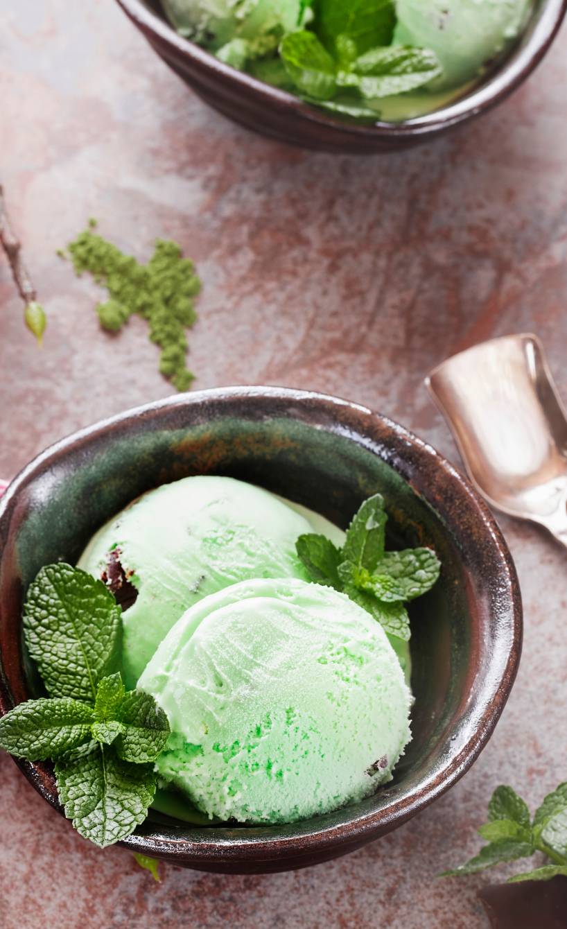 Cremiges Minzeis mit Schokoladensplittern