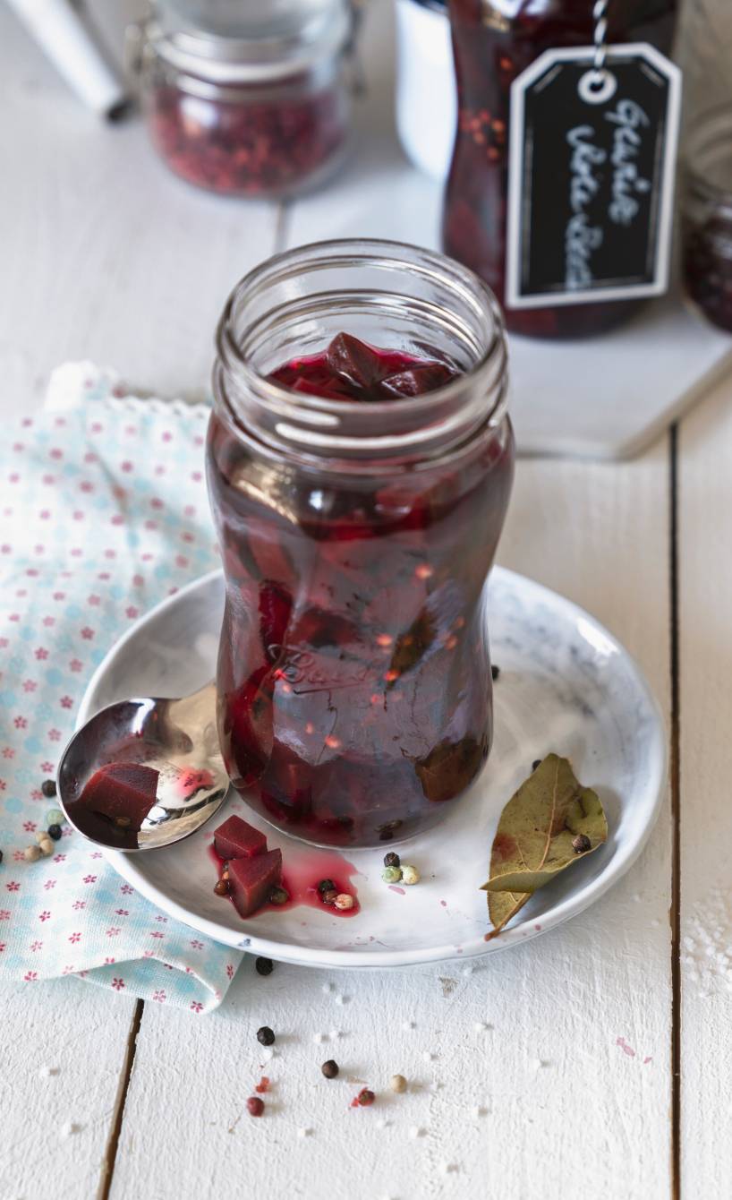 Eingelegte Rote Bete in zwei Weckgläsern auf einem Holztisch