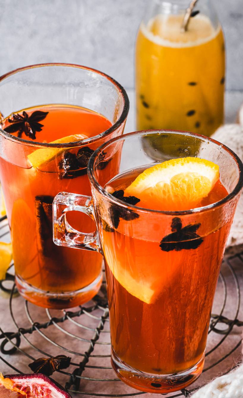 Selbst gemachter Glüh-Aperol in zwei hohen Gläsern auf einem Tisch