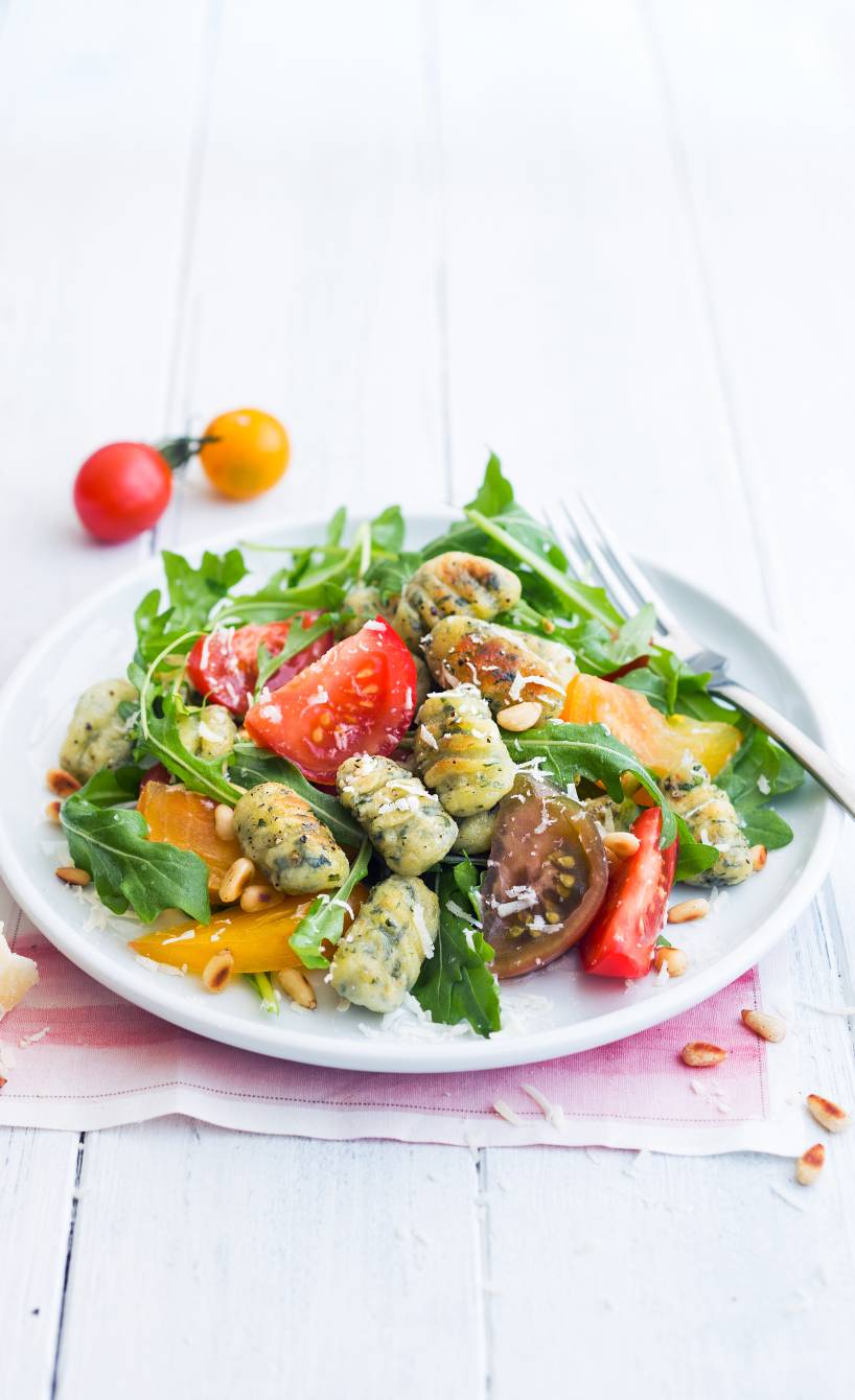 Lauwarme Gnocchipfanne mit Tomaten, Rucola und Pinienkernen