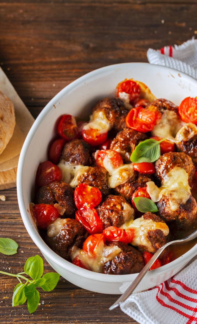 Gratinierte Hackbällchen mit Tomaten und Mozzarella | SoIsstItalien