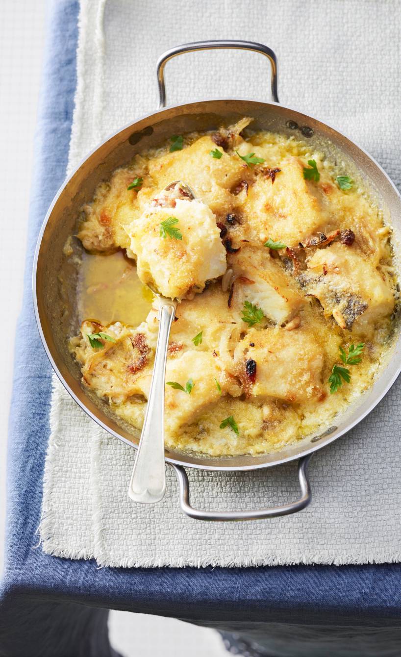 Gratinierter Stockfisch in einer ofenfeste Pfanne auf eine Tisch