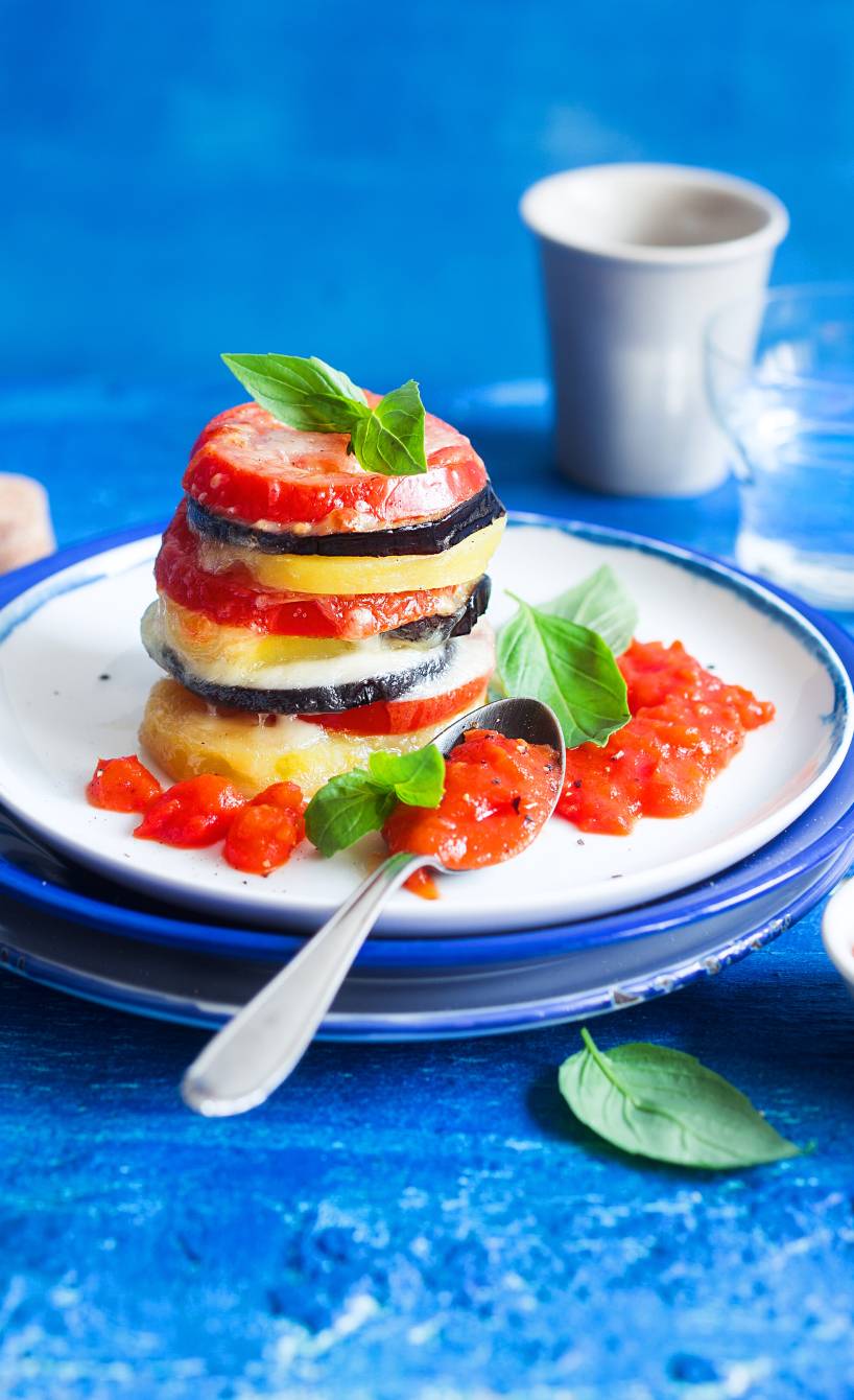 Gratiniertes Gemüsetürmchen mit scharfer Tomatensoße