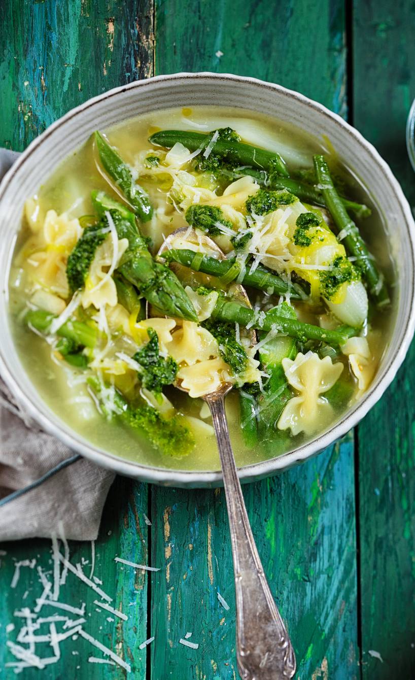 Grüne Minestrone mit Einlage aus grünem Spargel, Bärlauch und Nudeln in einem Suppenteller