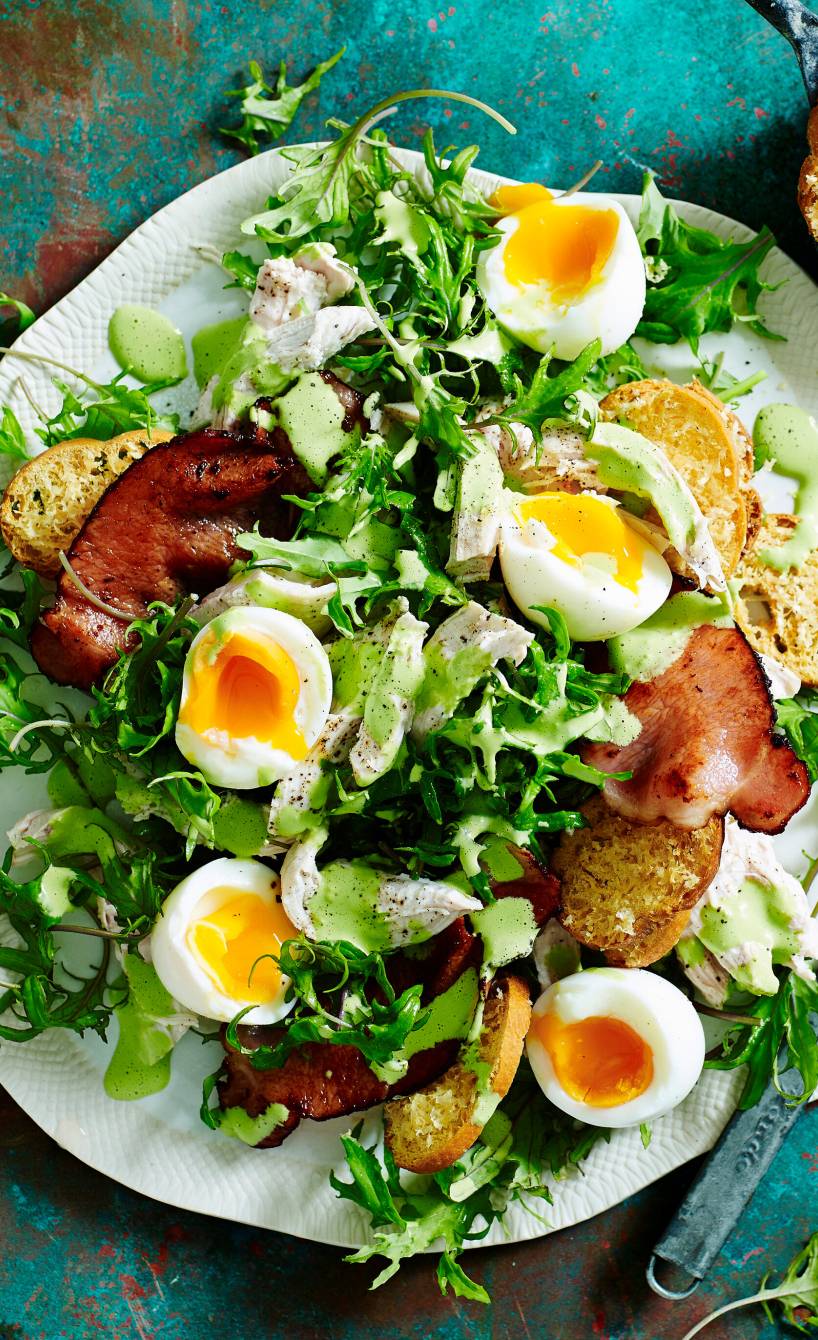 Grünkohl-Caesar Salad mit Hähnchen, Pancetta & Pesto-Dressing
