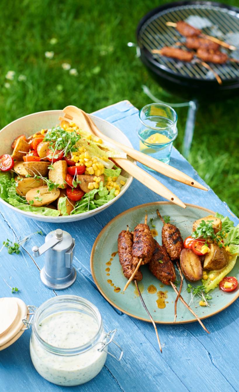 Gegrillte Hackspieße mit Kartoffelsalat und Knoblauchmayonnaise