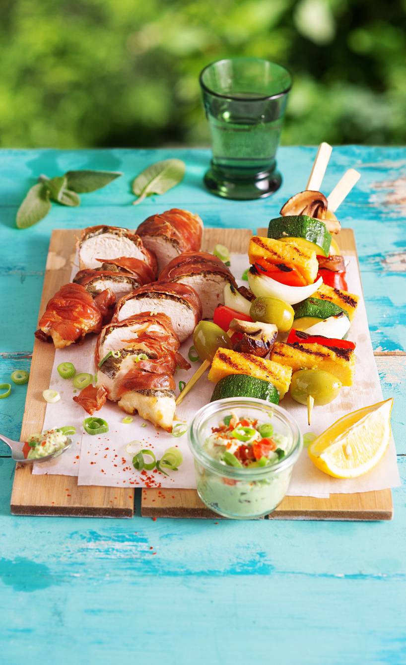 Hähnchenbrust im Schinkenmantel mit Gemüse-Polenta-Spießen