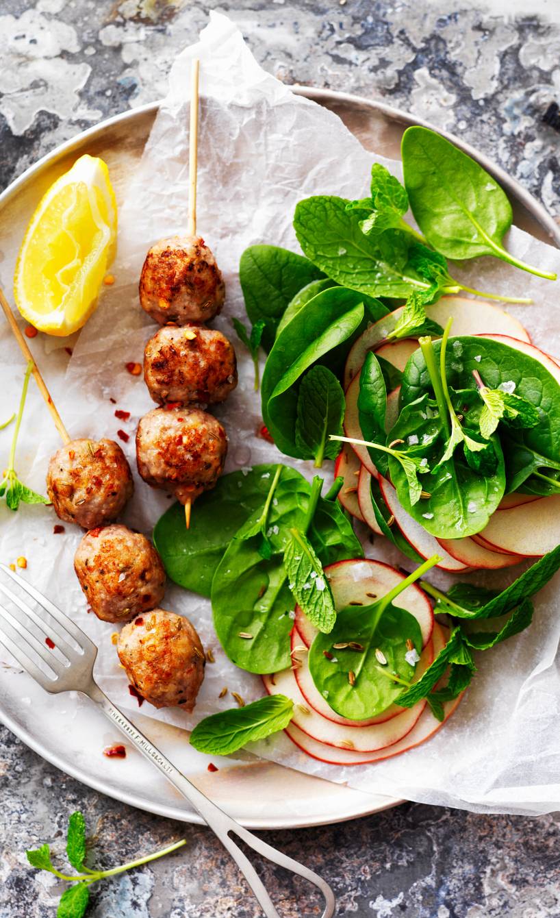 Hähnchenhackbällchenspieße mit Spinat-Apfel-Salat