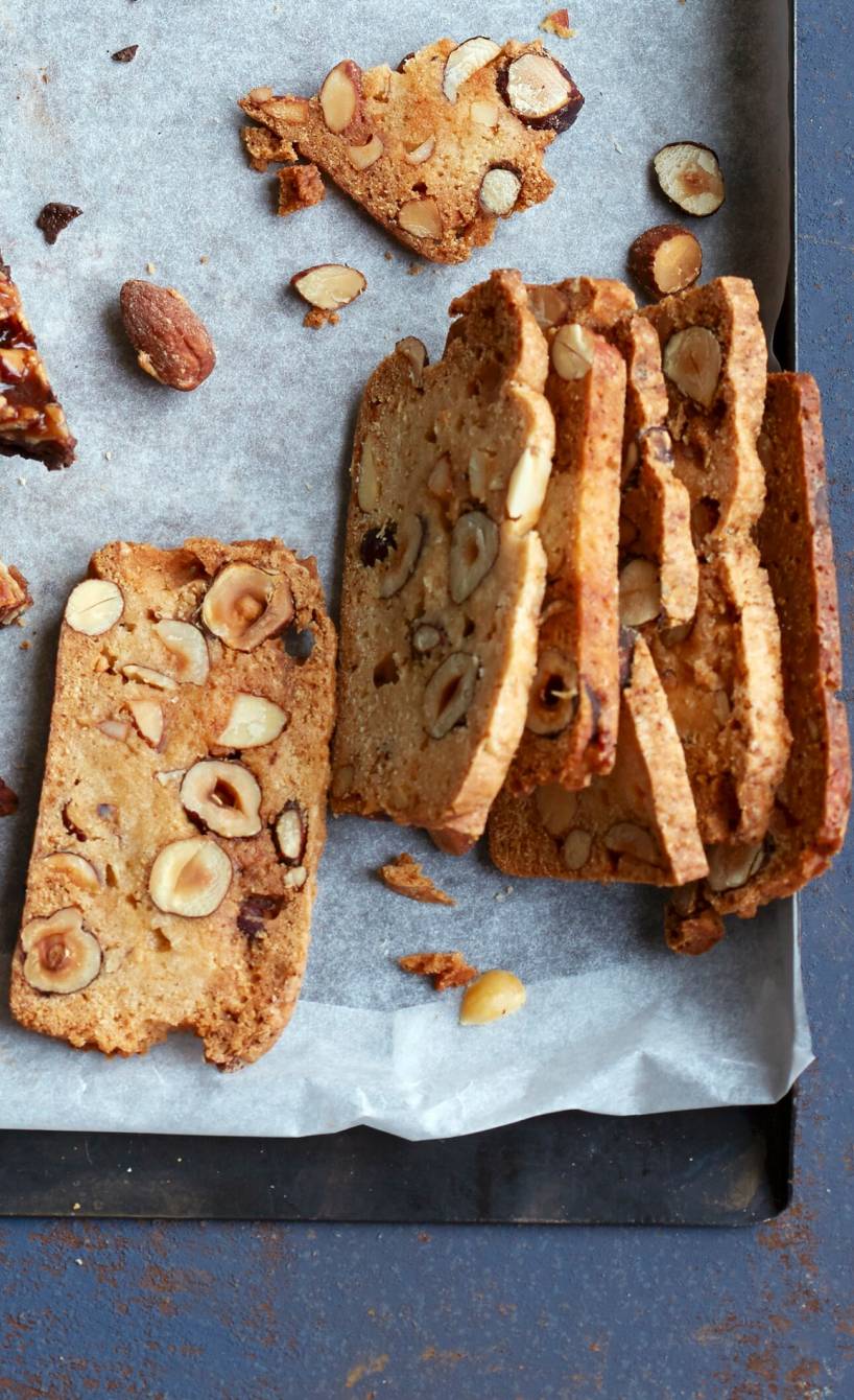 Haselnussplätzchen mit Amaretto in feinen Scheiben auf einem Backblech mit anderen Plätzchen