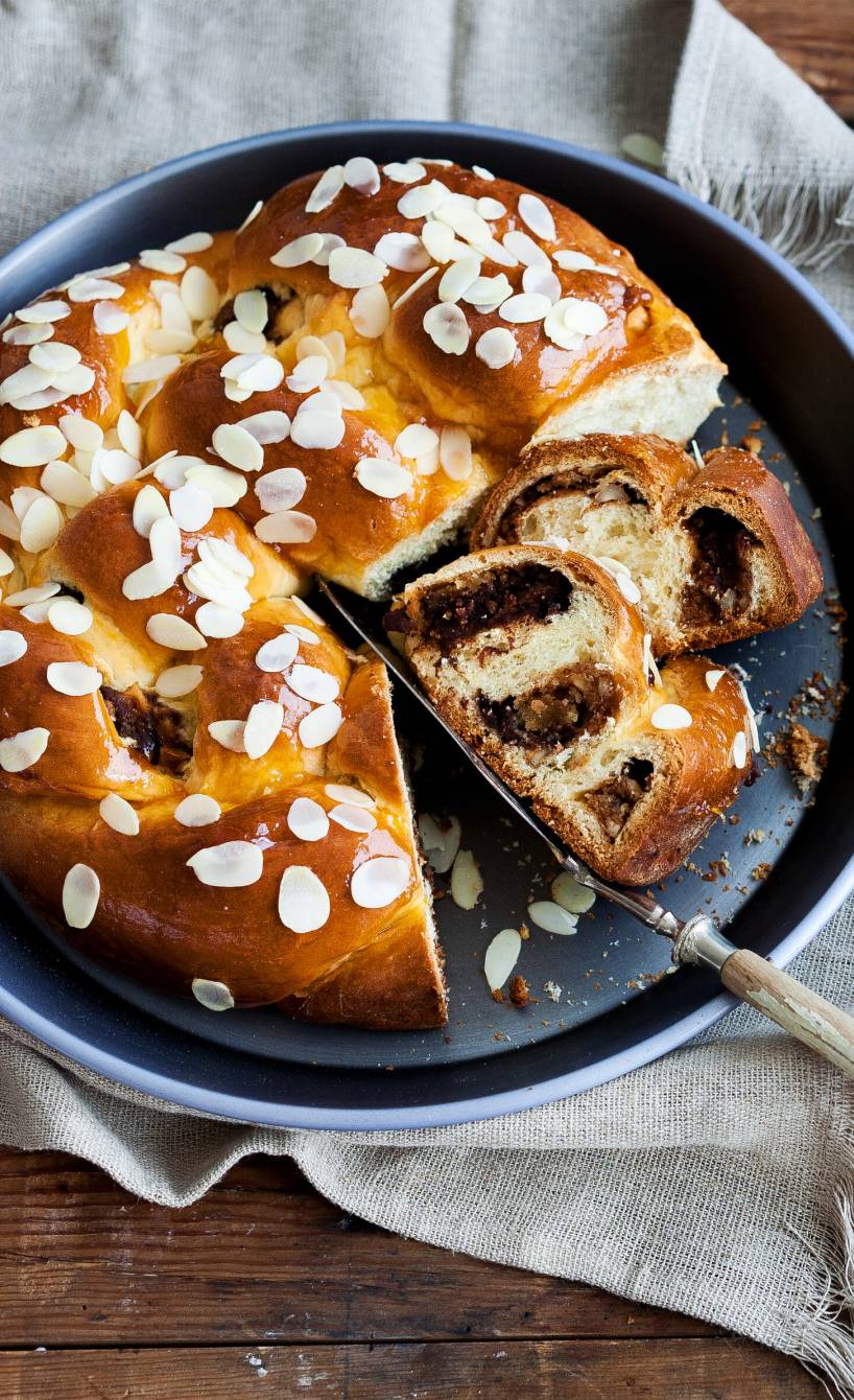 Hefekranz mit Schokolade und Amaretto
