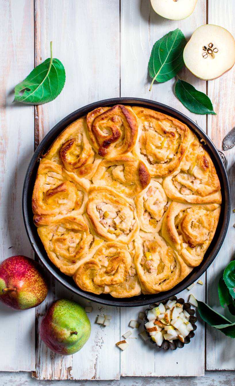 Hefeschneckenkuchen mit Marzipan und Birnen
