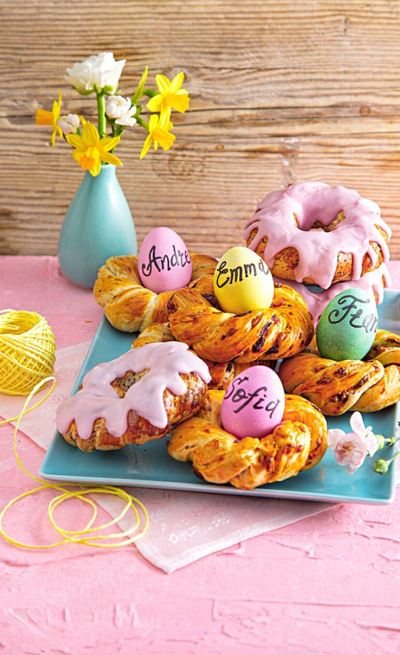 Zweierlei Mini-Osterkränze auf einem österlich dekorierten Tisch
