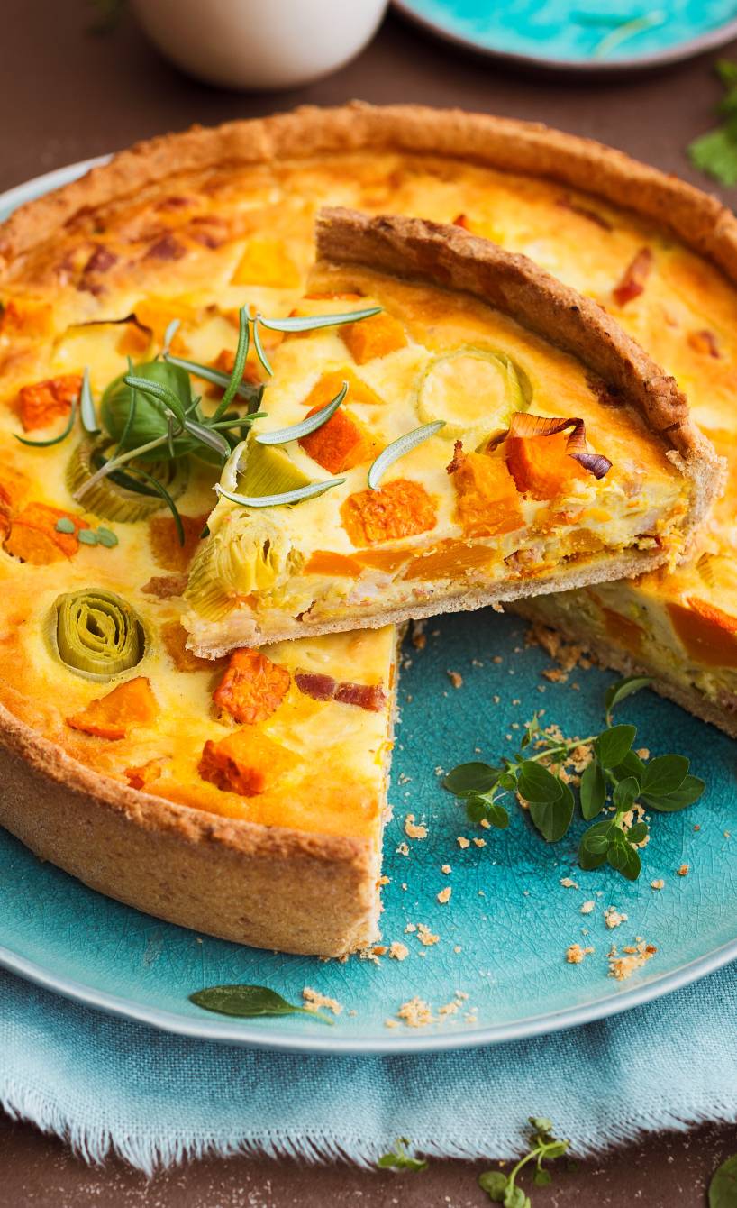 Herzhafter Kürbiskuchen angeschnitten auf einem Teller