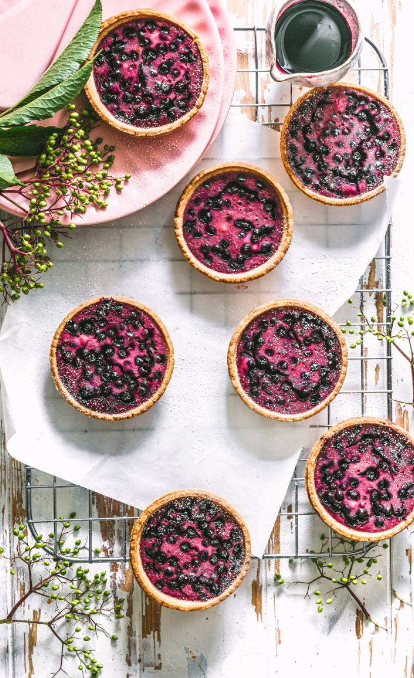 Holunderbeer-Käsekuchen-Tartelettes