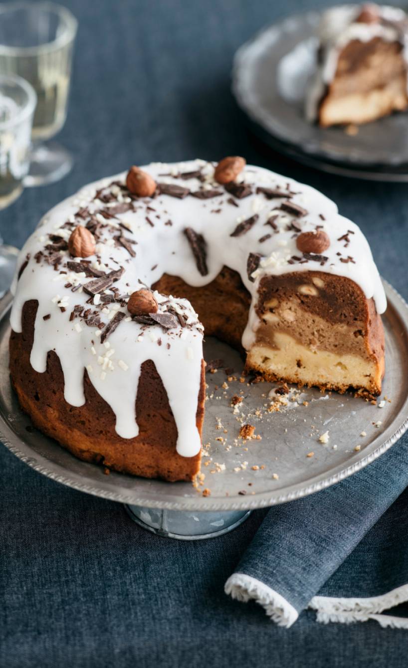 Italienischer Apfel-Gugelhupf mit dreierlei Schokolade