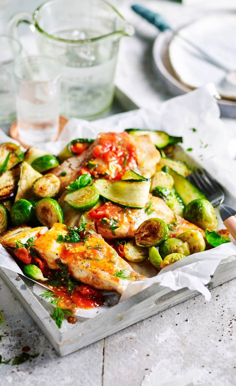 Kabeljau mit Rosenkohl, Tomaten und Kräutern aus dem Ofen