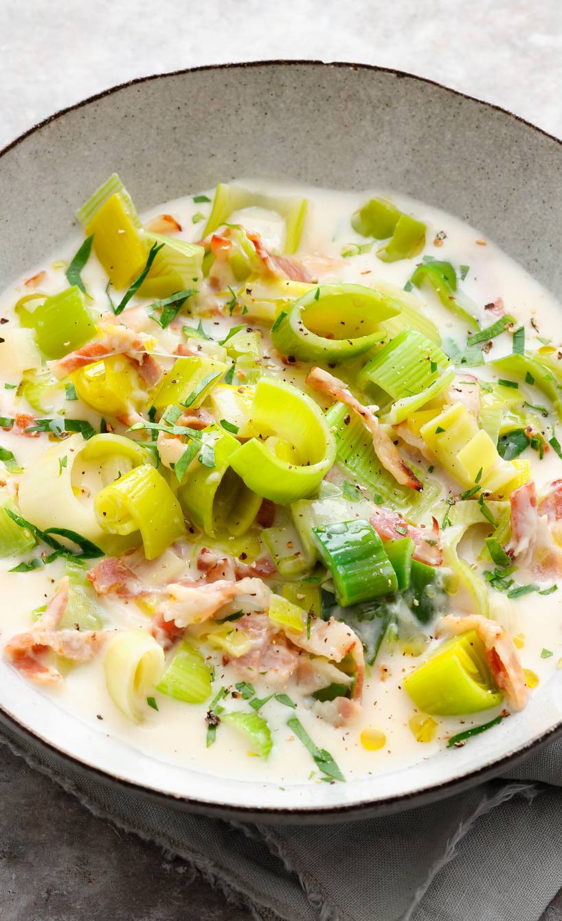 Käse-Lauch-Suppe in einer Schüssel getoppt mit Pancetta und Parmesan