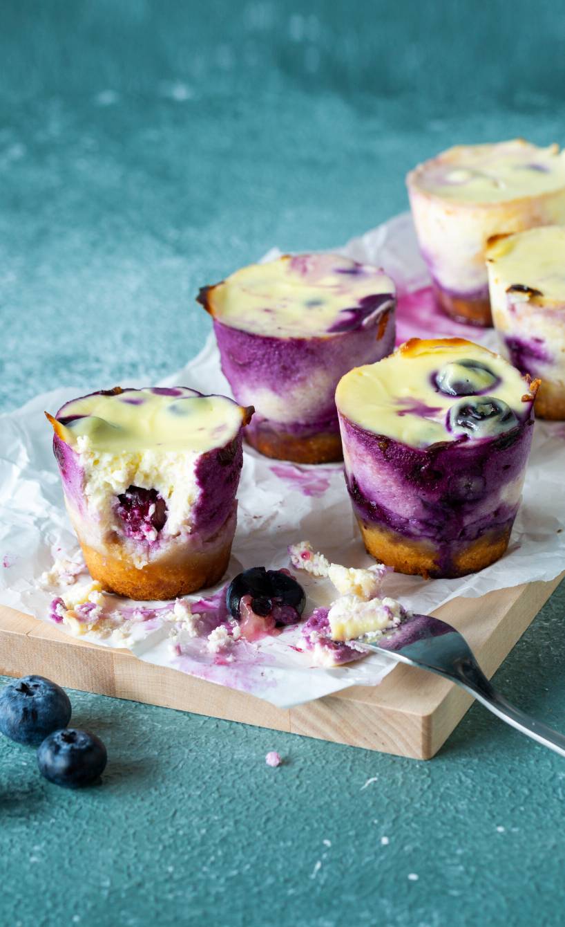 Low-Carb-Käsekuchenmuffins mit Blaubeeren