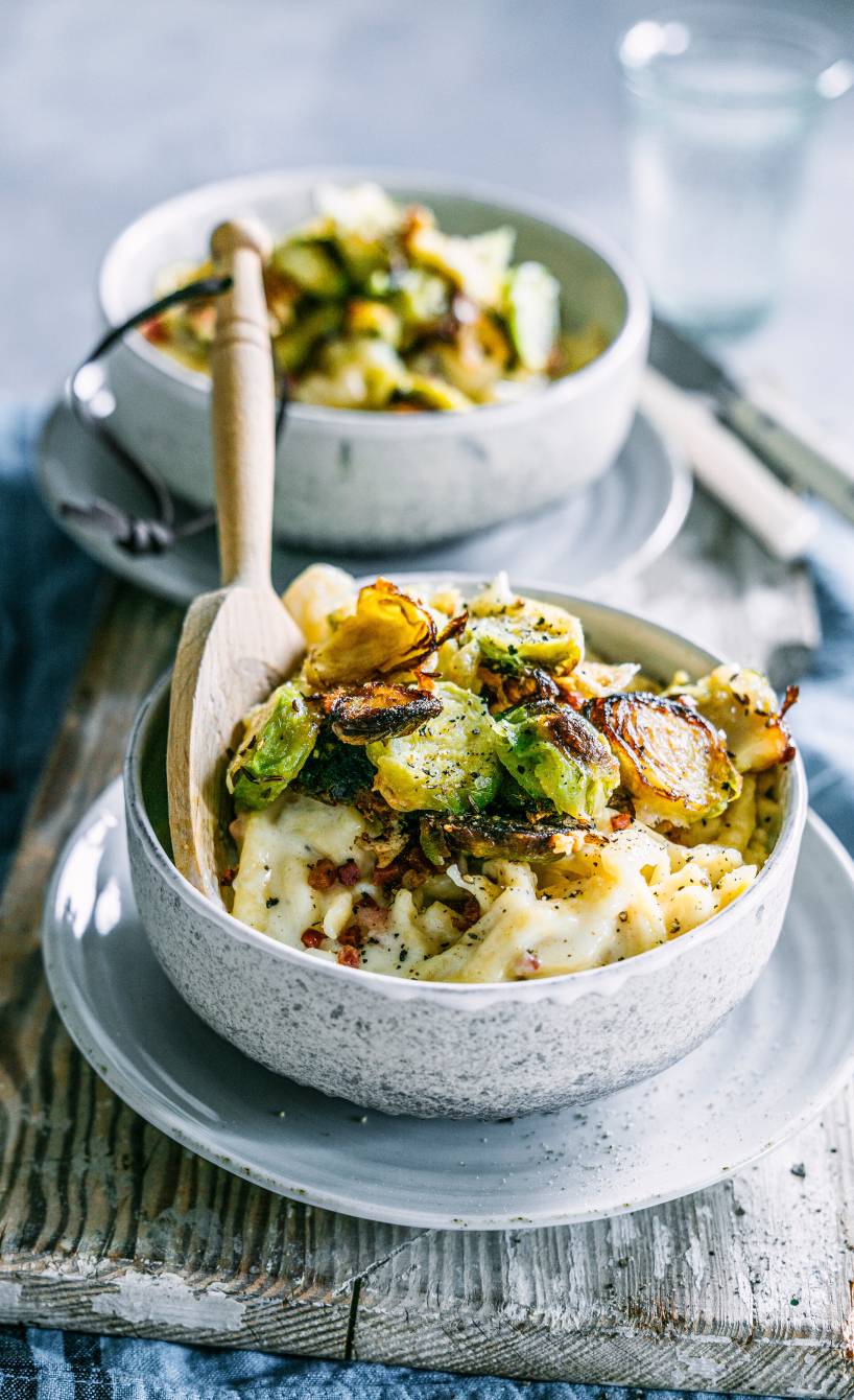 Käsespätzle mit Rosenkohl-Käse-Chips