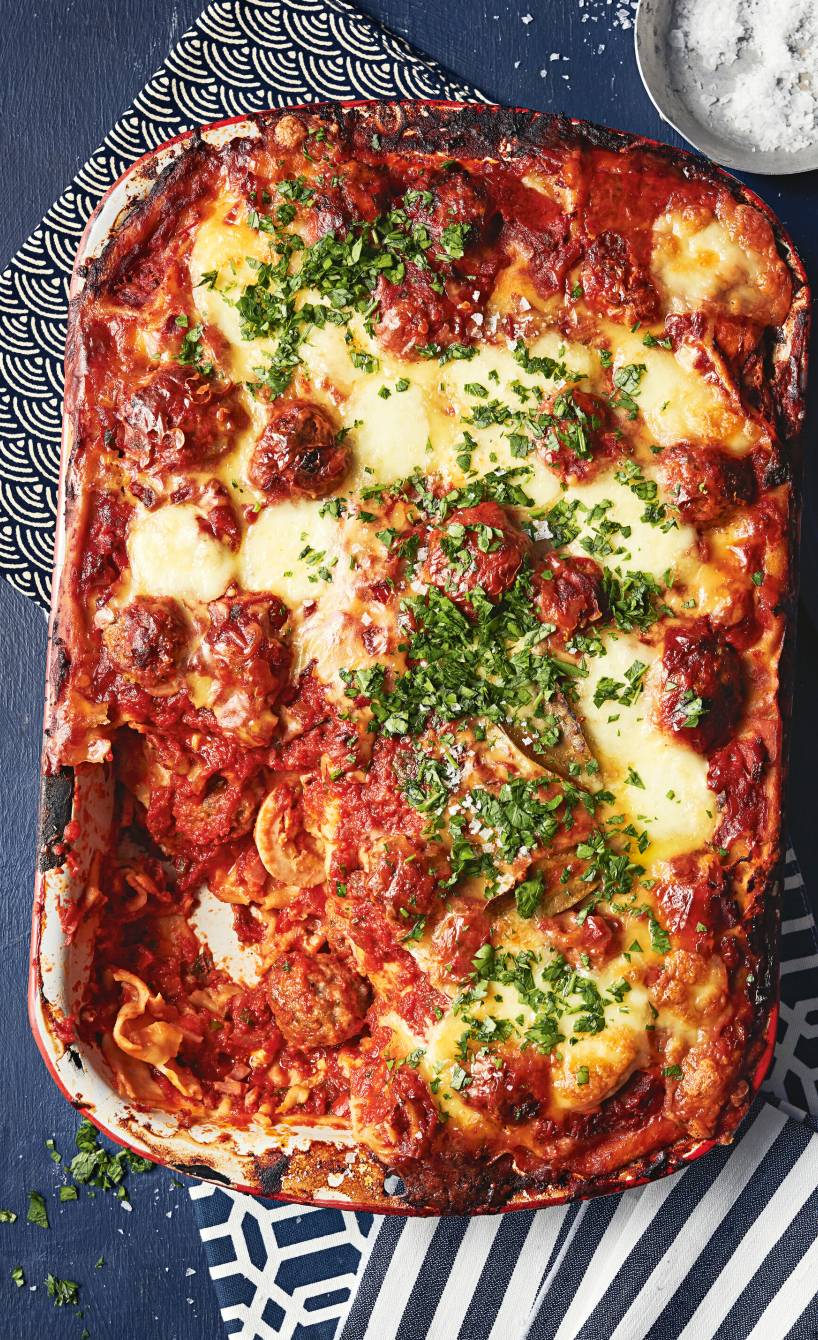 Kalabrische Lasagne mit drei Fleischsorten im Ganzen in einer Auflaufform von oben auf einem Tisch