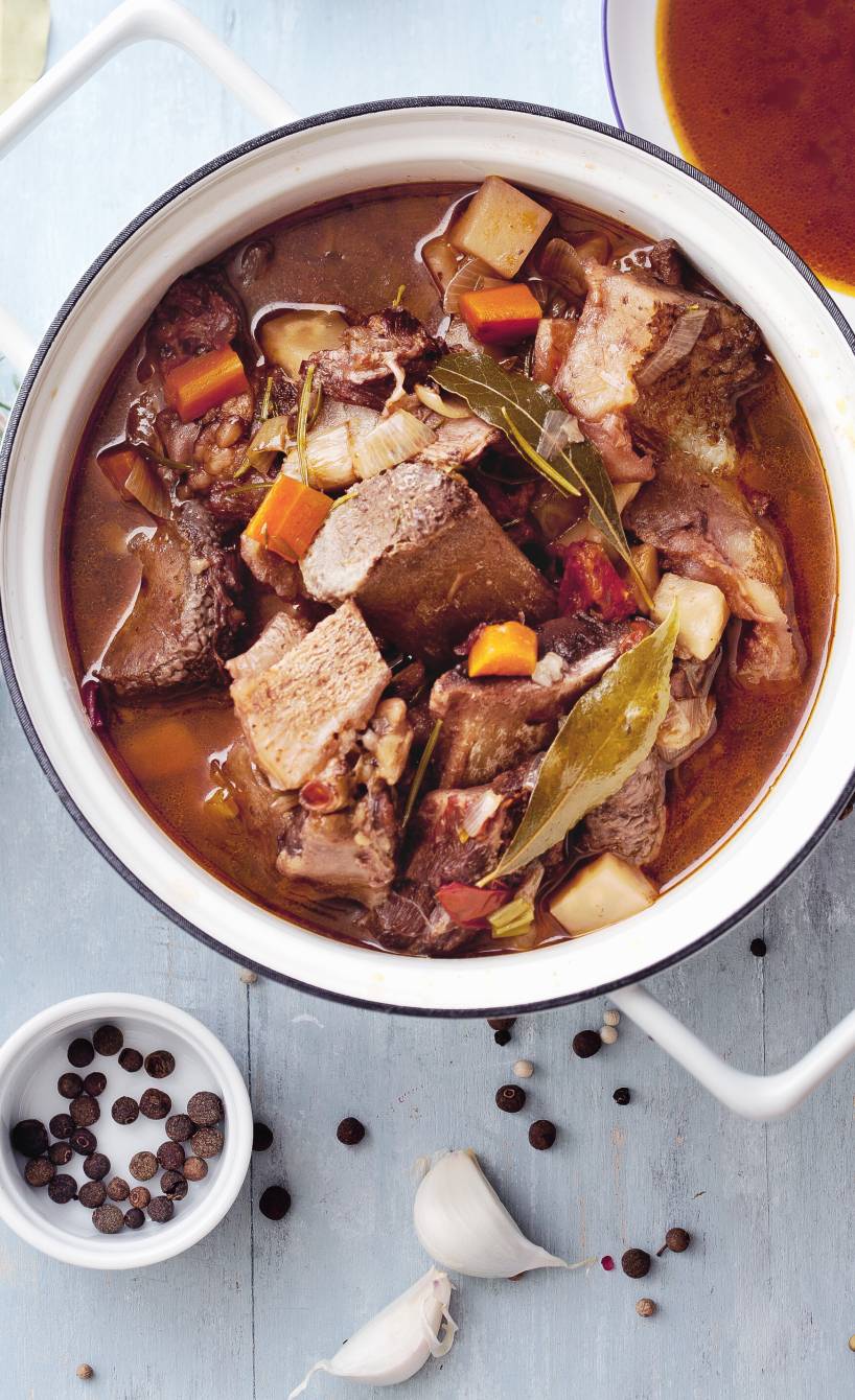 Selbst hergestellter Kalbsfond in einem Kochtopf auf einem Tisch