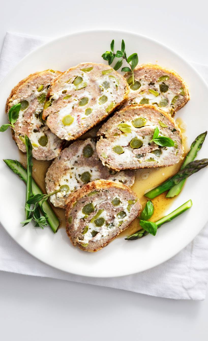 Kalbshackbraten mit Spargel-Ricotta-Füllung und Bohnen in Scheiben geschnitten, angerichtet mit Spargelsitzen und Sauce
