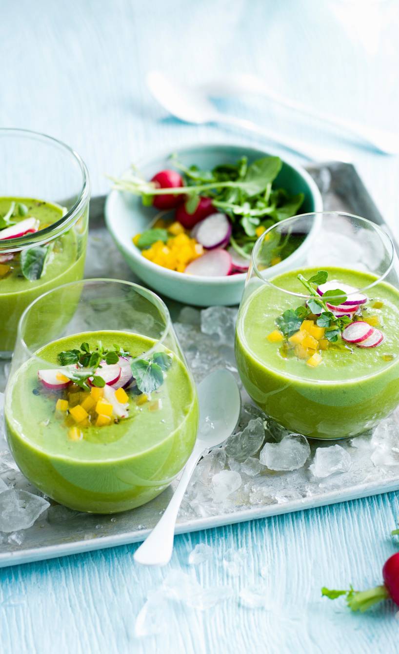 Kalte Rucolasuppe mit buntem Gemüse