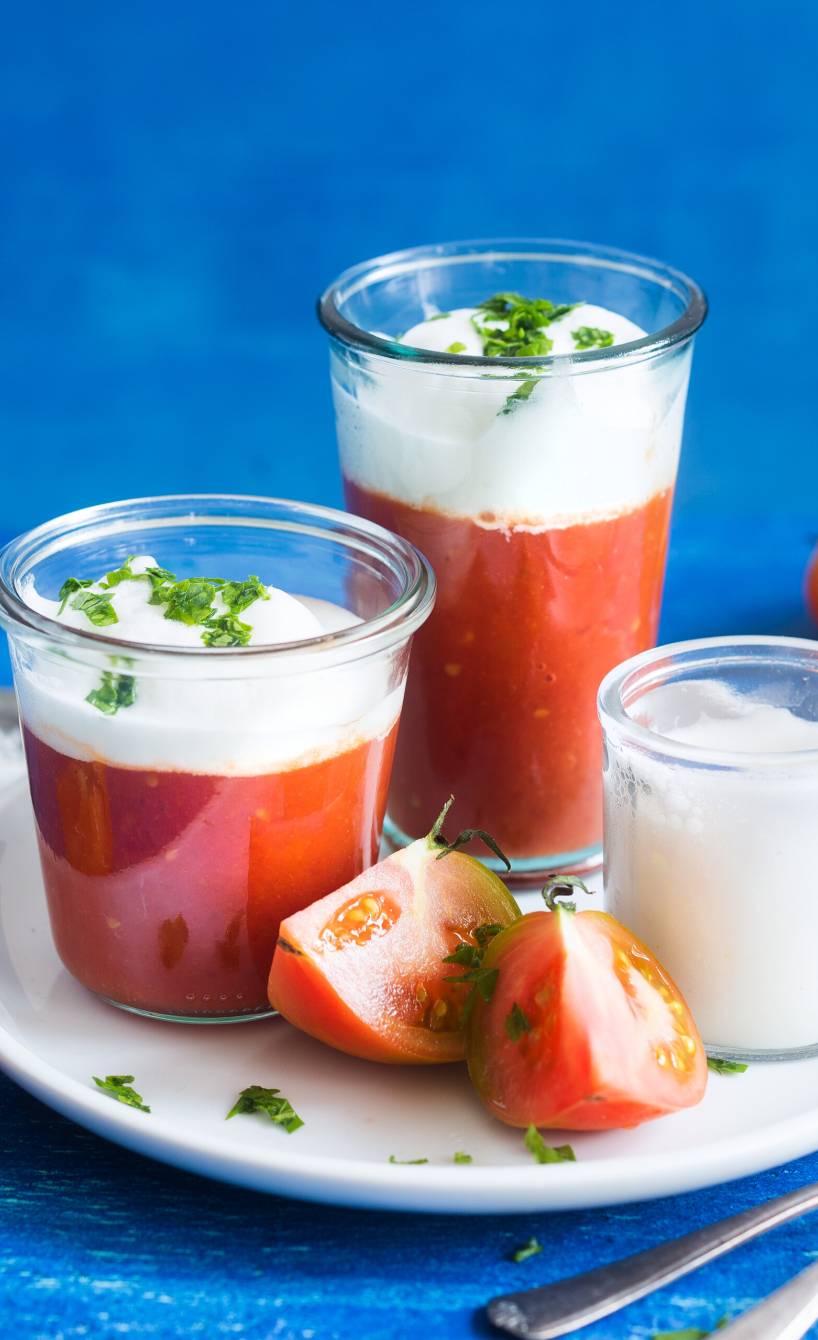 Kalte Tomatensuppe mit Meerrettich-Milchschaumhaube