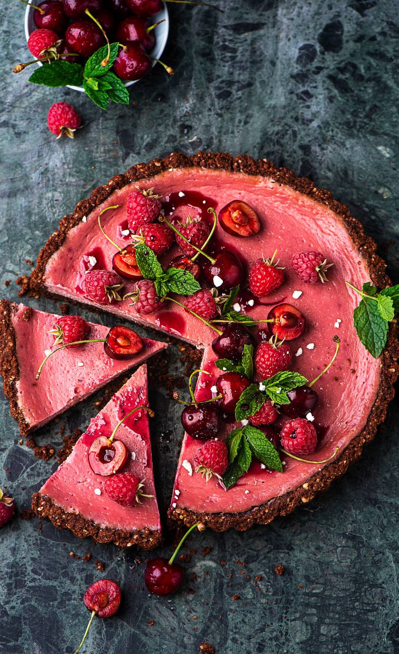 Kirschkäsekuchen mit Himbeeren und Minze