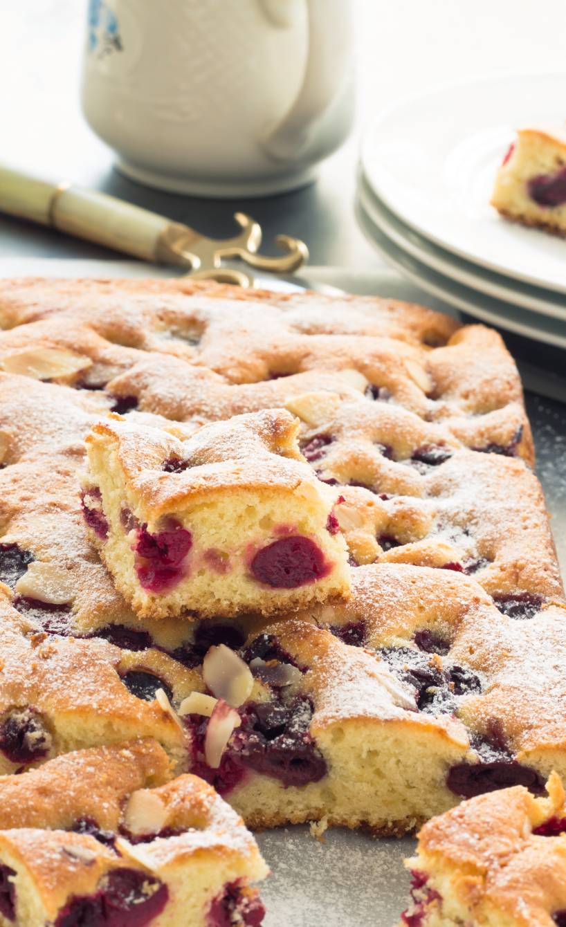 Authentischer Kirschkuchen vom Blech – Sommerlicher Kuchengenuss ...