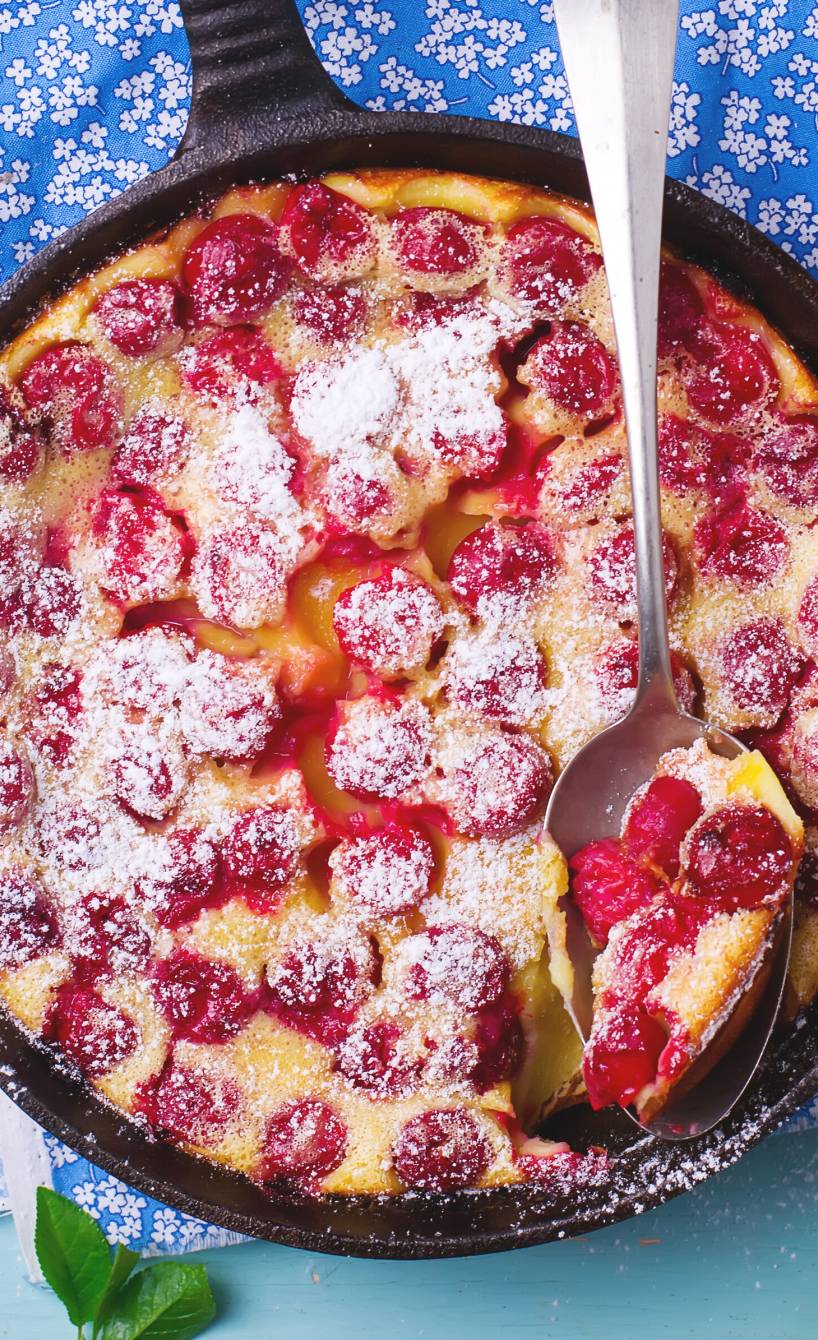 Kirschpfannkuchen in einer ofenfesten Pfanne auf einem Tisch