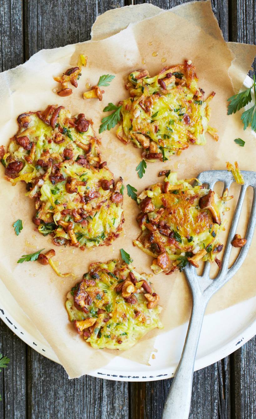 In der Pfanne gebratene Pfifferlings-Kartoffelrösti mit Speck auf einem Teller angerichtet