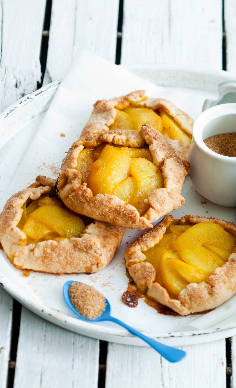 Fünf selbstgebackene Quitten-Galettes aus Mürbeteig angerichtet auf einem Kuchenteller