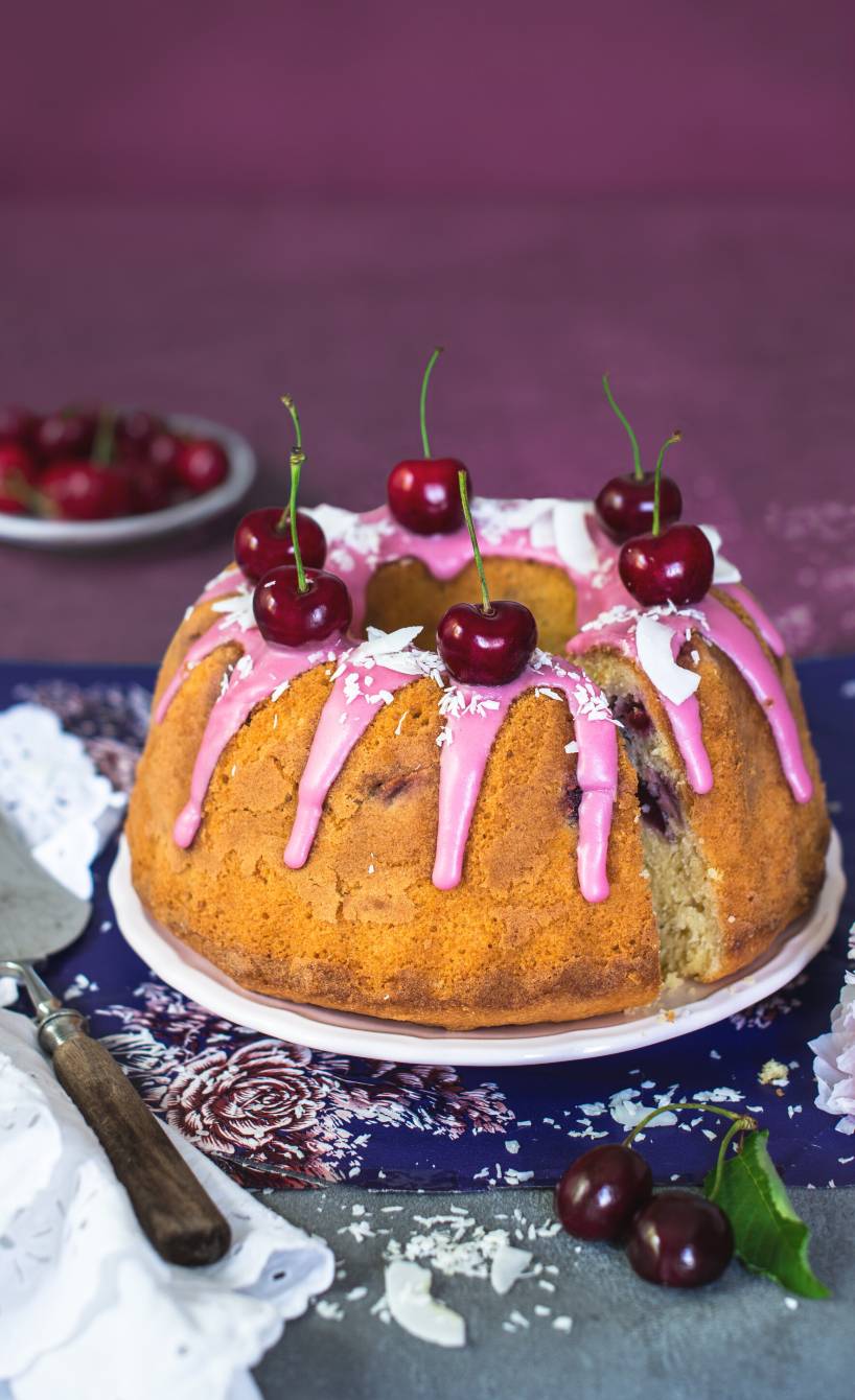 Kokosgugelhupf mit Kirschen