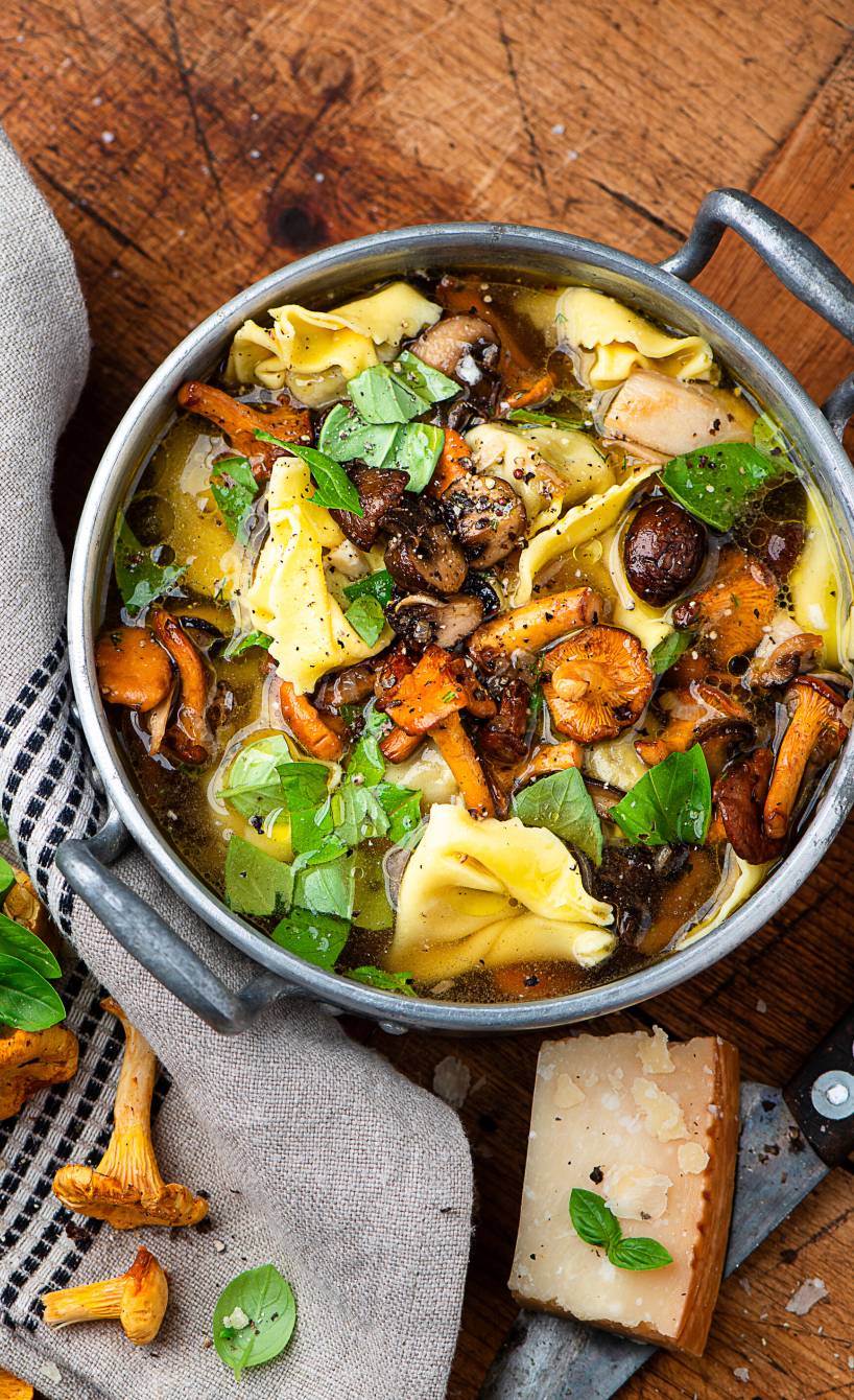 Kräftige Pilzbrühe mit Tortellini