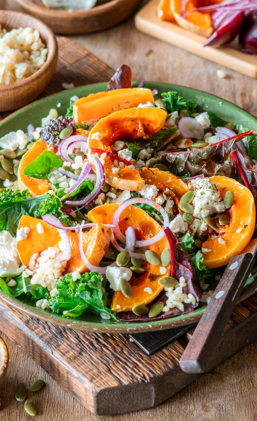 Kürbissalat in einer Schale getoppt von Graupen und Gorgonzola