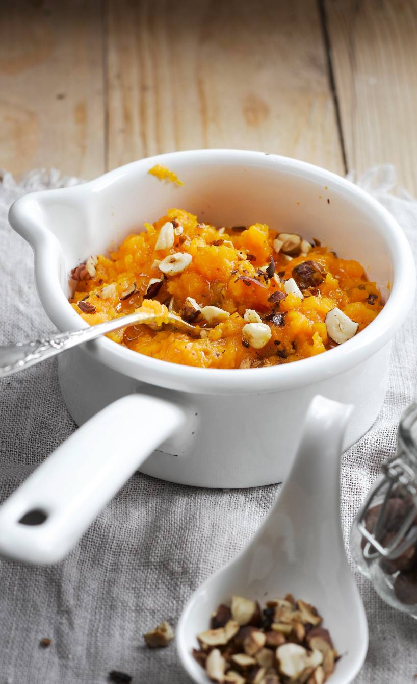 Kürbisstampf in einer Schale getoppt mit Haselnüssen